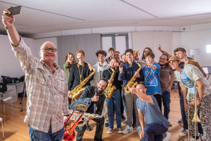 Selfie-Time nach dem mitreißenden Workshop: Nils Landgren und die Musikerin, Musiker und das Betreuer-Team von "Jazz und Improvisierte Musik in die Schule!". Foto: Philip Eichler